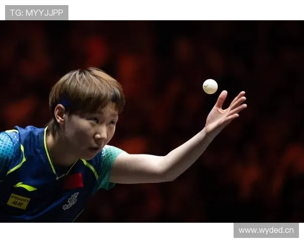 王曼昱把玩亚军奖品表露失落情绪